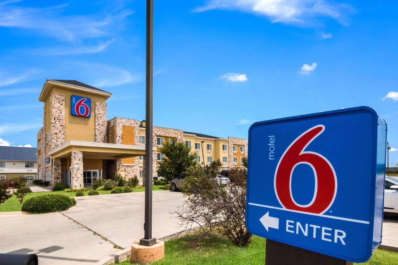 Hotel 6-mineral Wells, Tx 2*